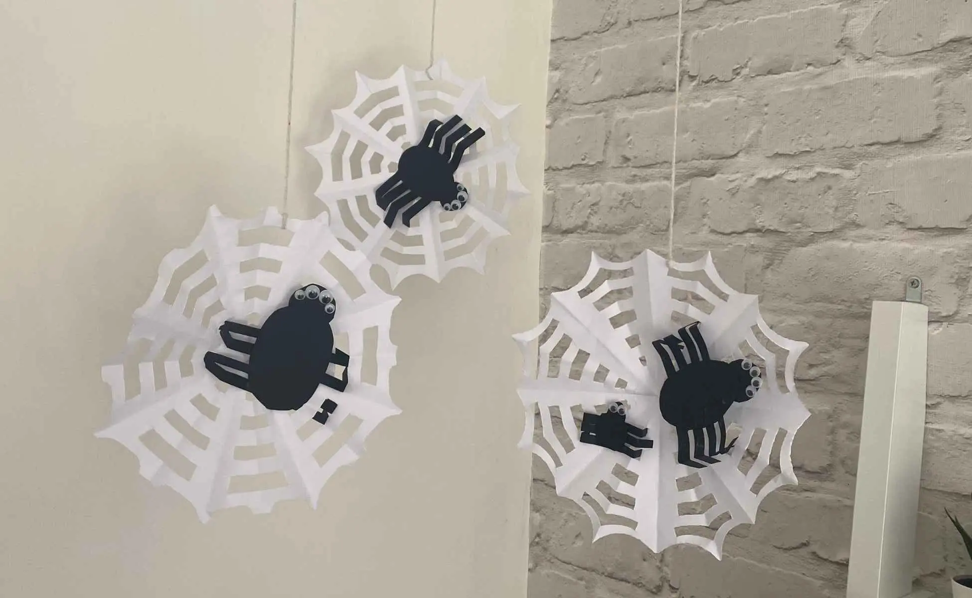 Make and talk activity for children Spooky spider web Make and talk activity: Make a paper spider and spider web