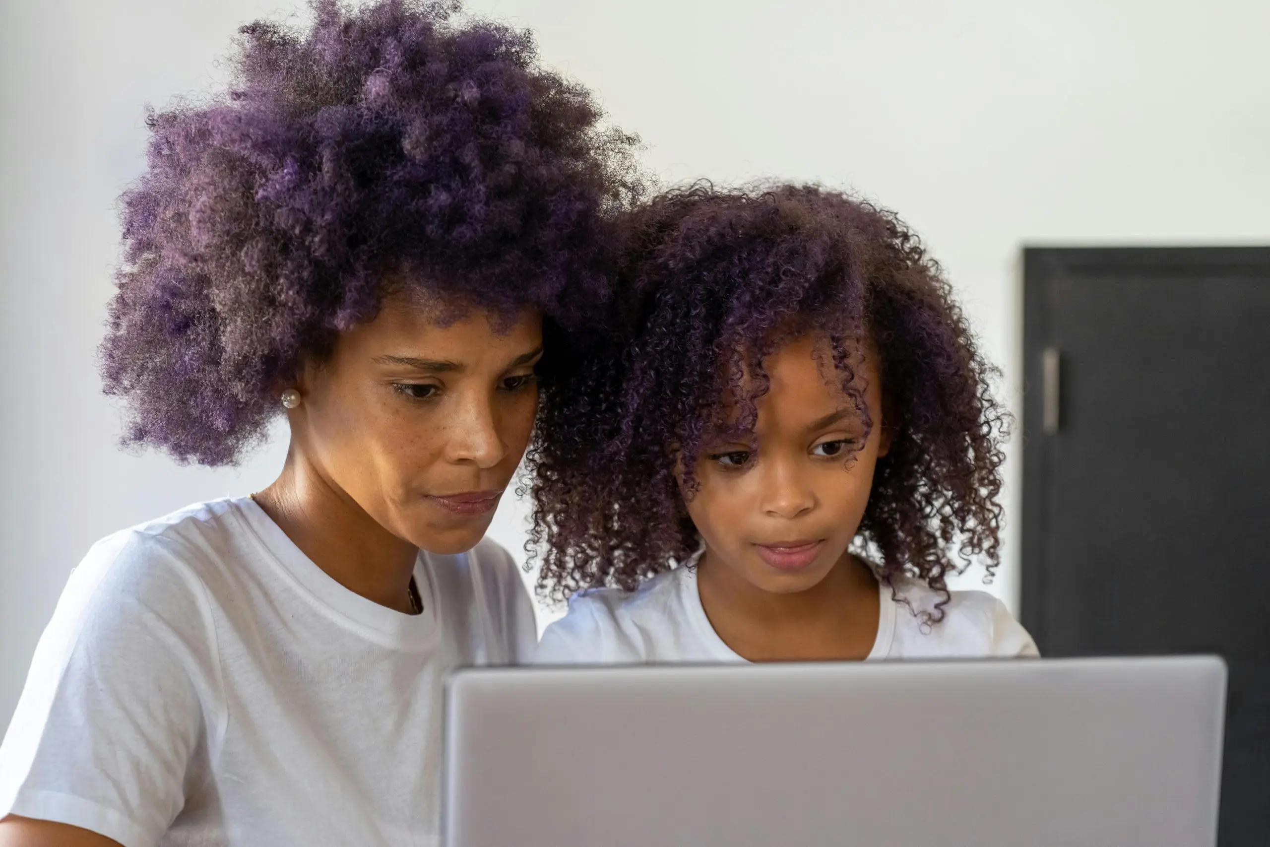 Bereavement-Support- Mother and daughter looking at laptop screen.